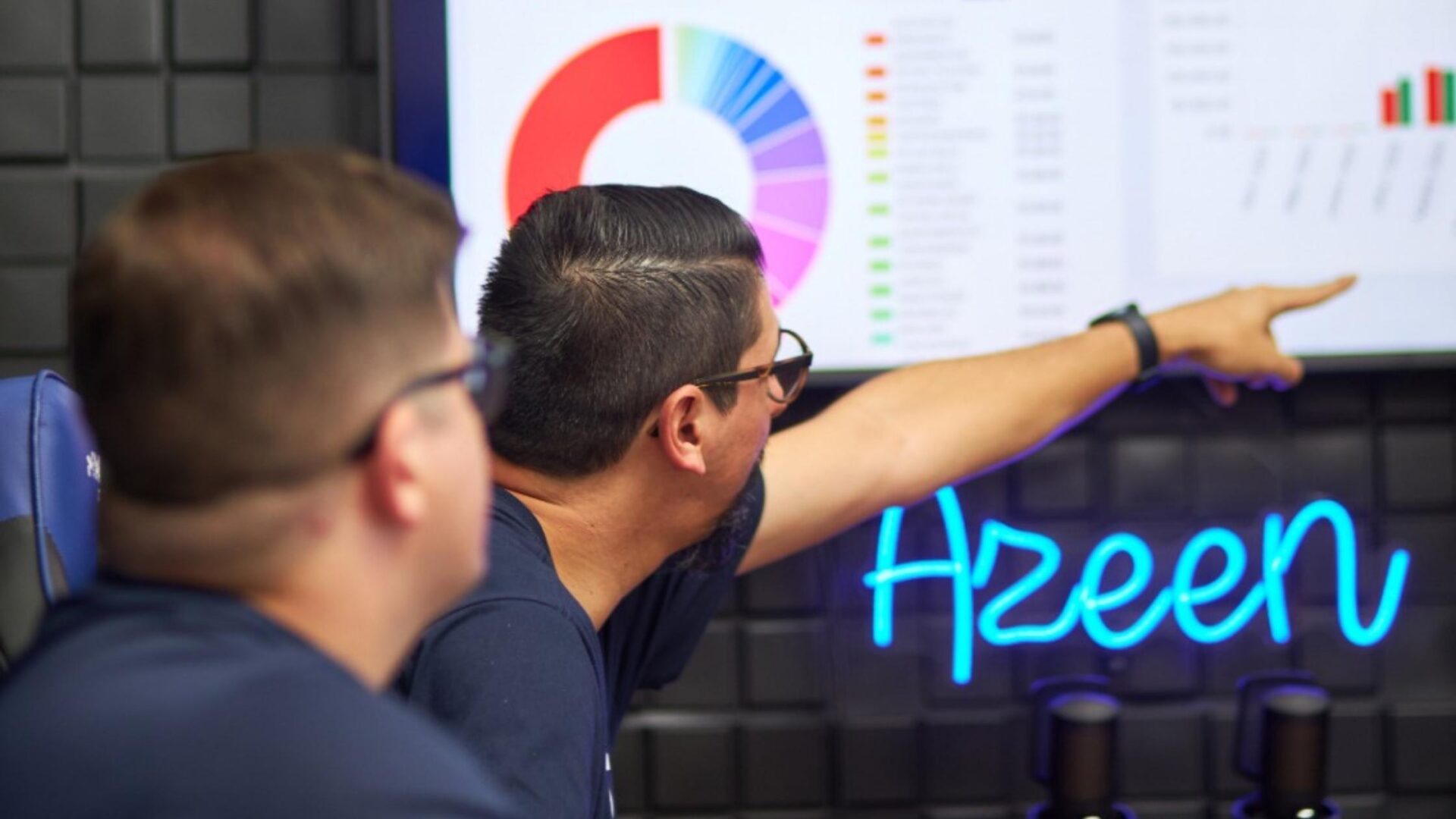 Como a Azeen usa o rádio para se posicionar no mercado